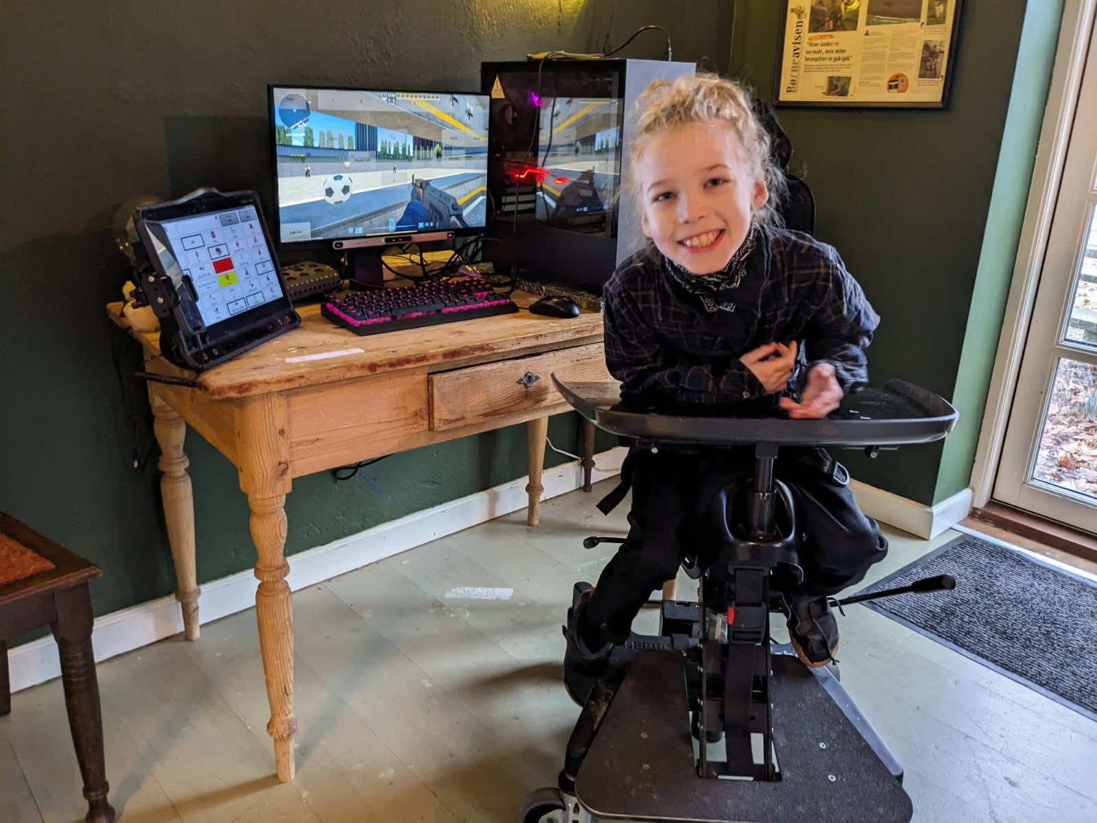 Alf, en ung dreng, der sidder foran sin computer og spiller computerspil