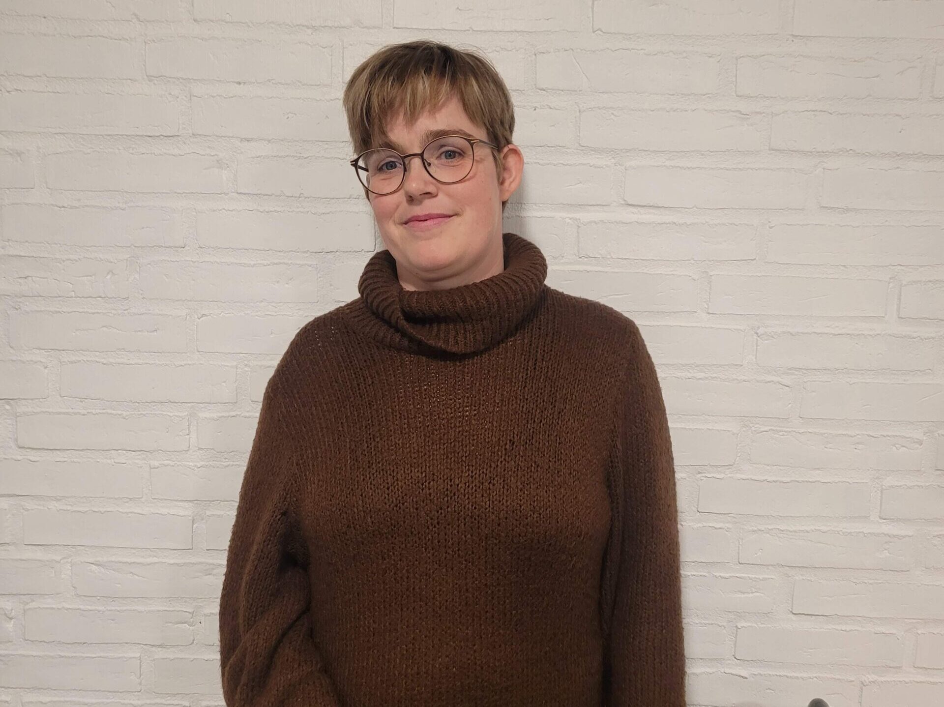 Britt, en ung kvinde med kort hår og briller