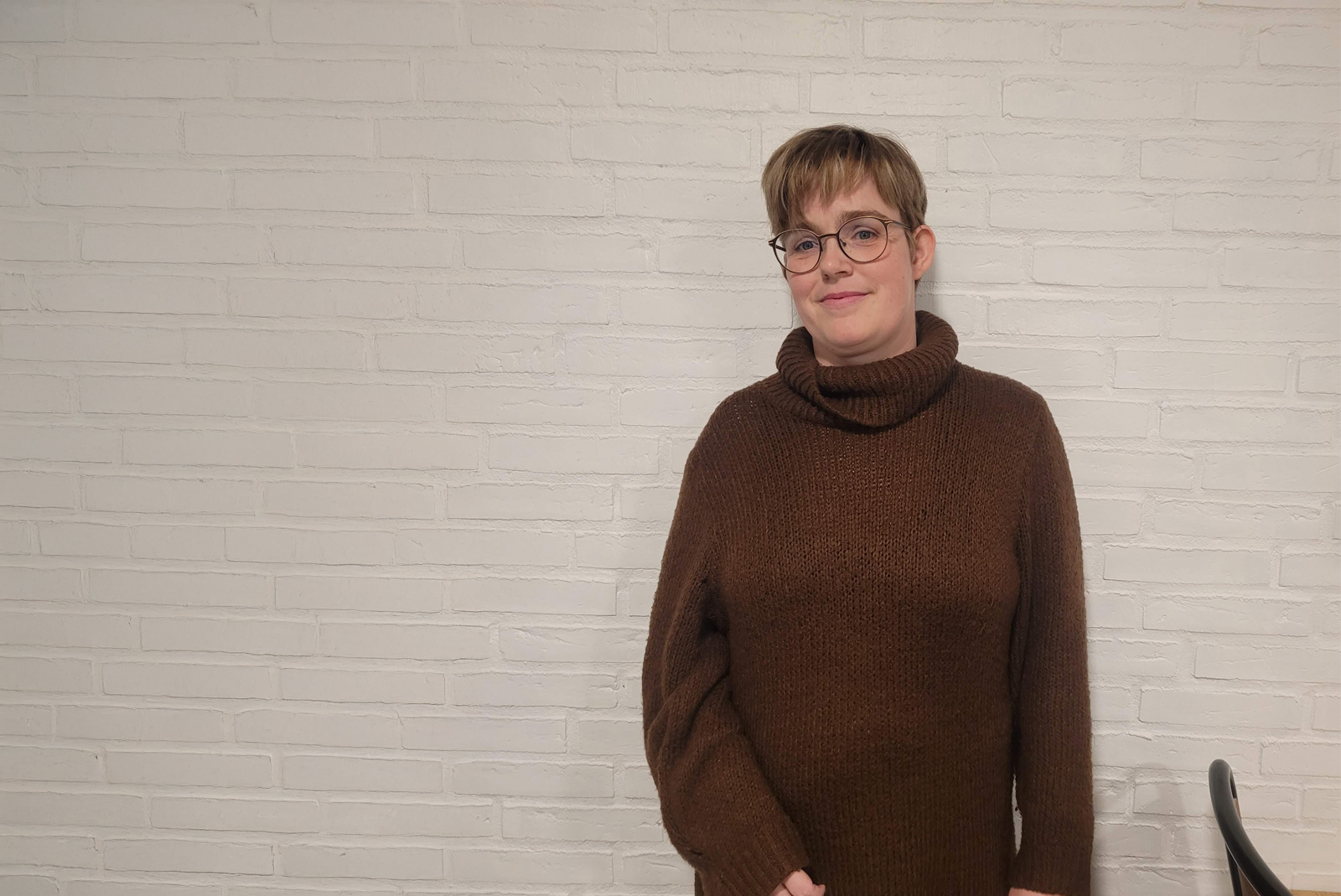 Britt, en ung kvinde med kort hår og briller