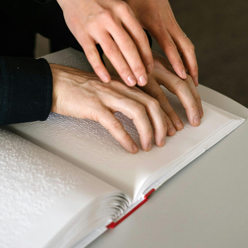 Hænder der læser braille