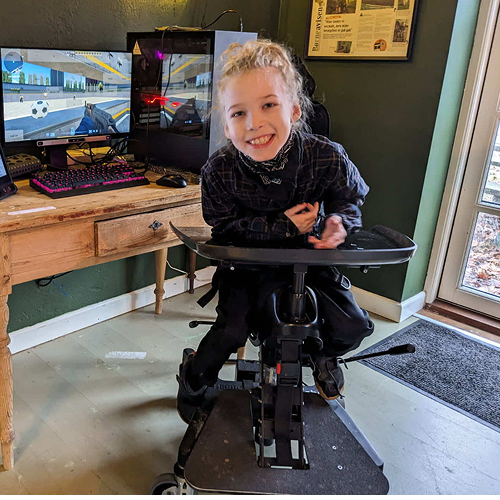 Billede af 11-årige Alf Jacobsen der gamer med øjenstyringsteknologi