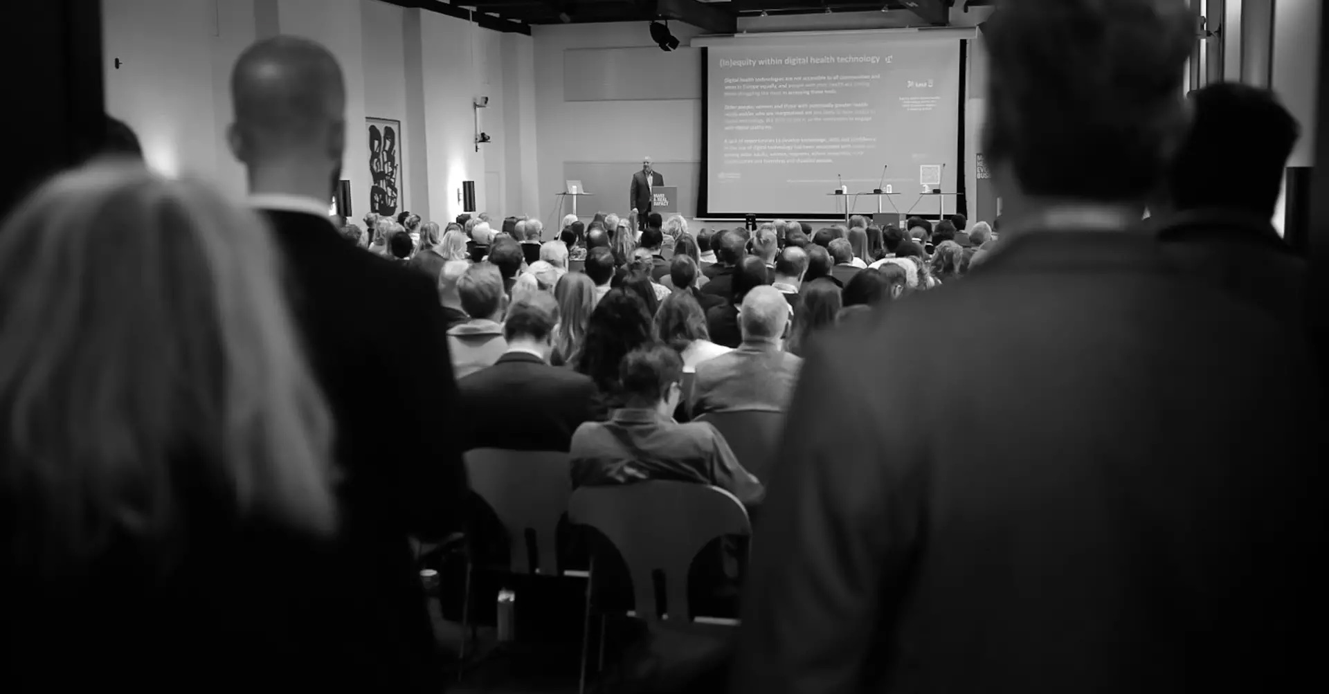 Billede af mennesker til en konference