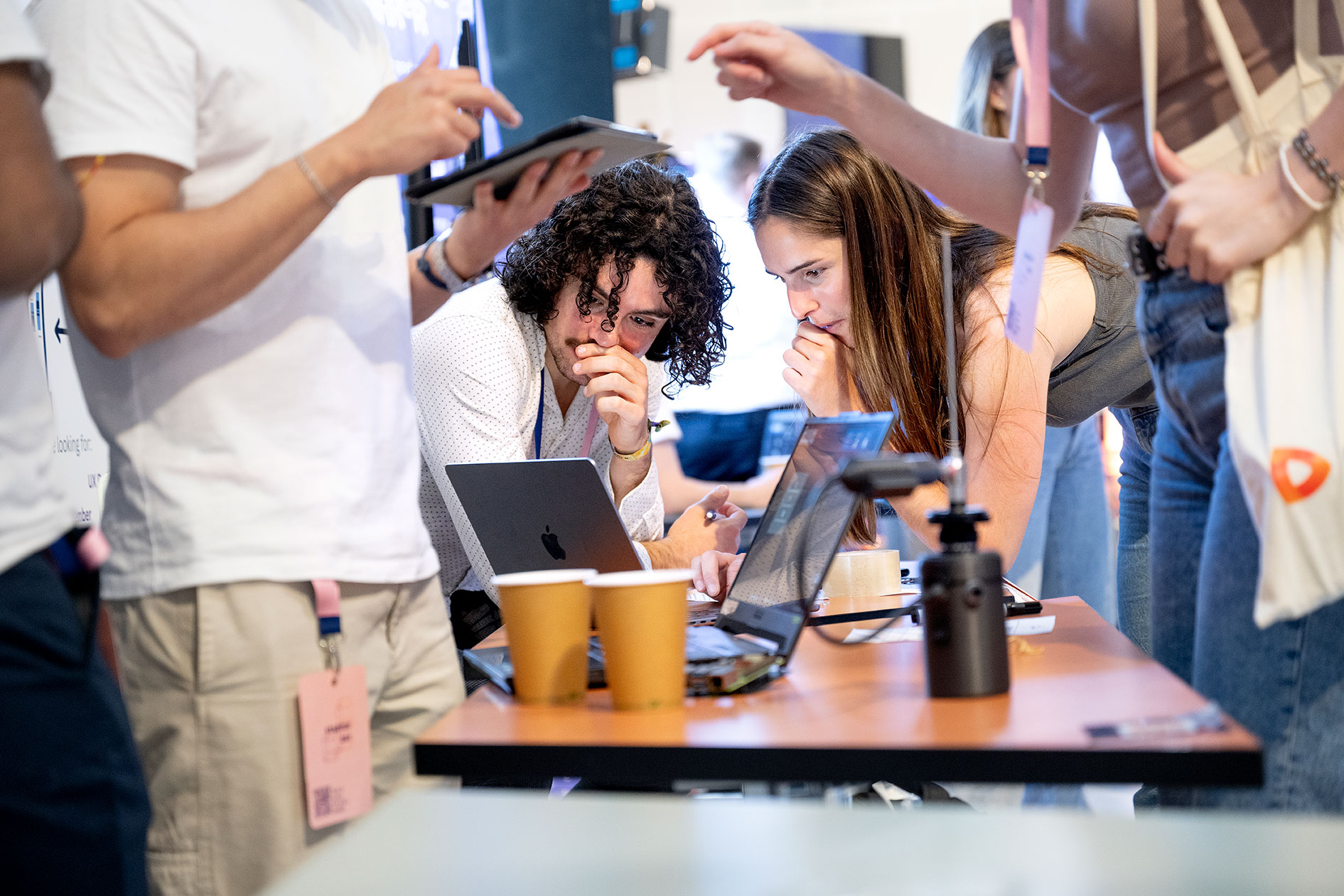 2 personer brainstormer ved en forsamling