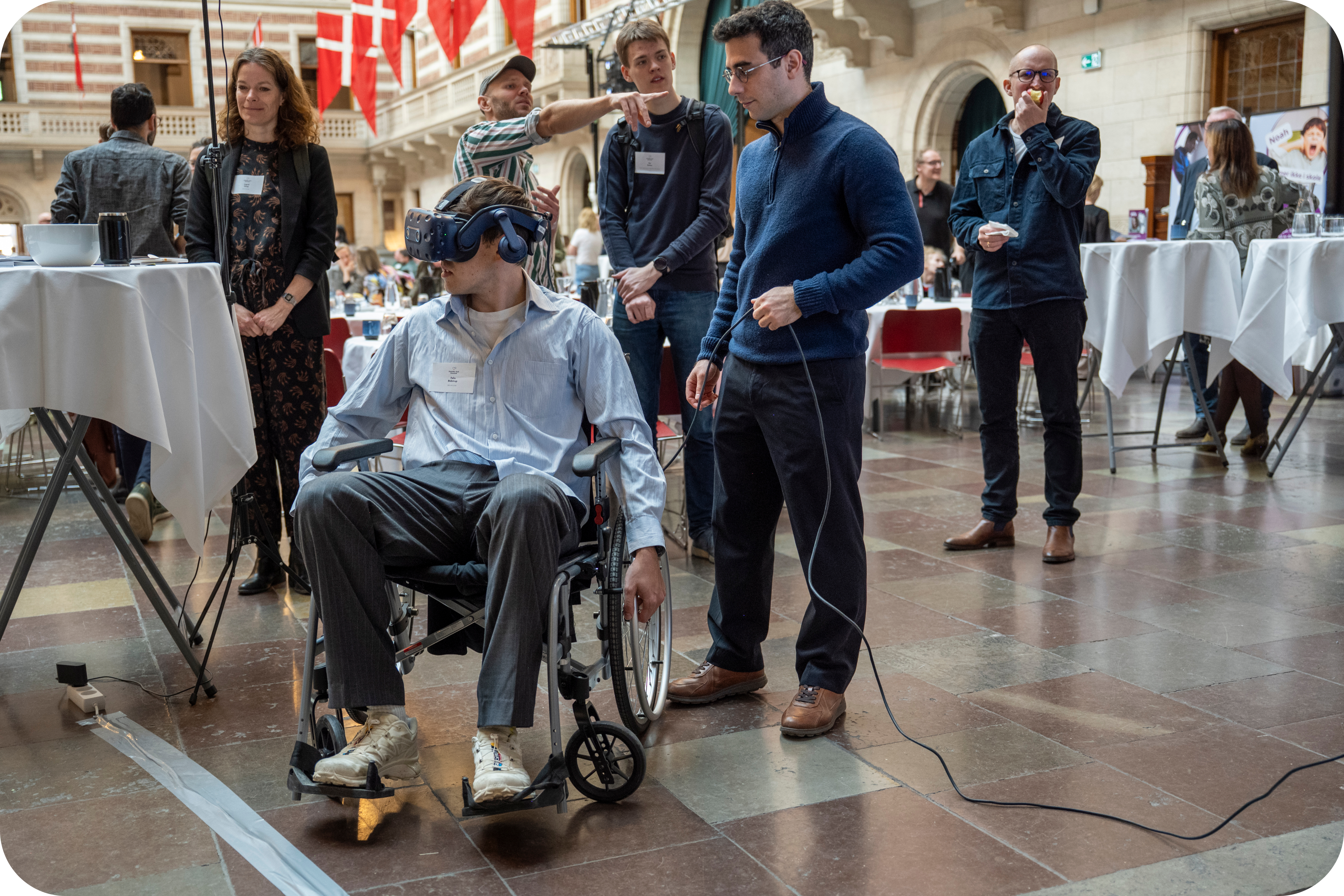 Person sidder i kørestol med VR briller