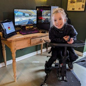 Alf, en ung dreng, der sidder foran sin computer og spiller computerspil