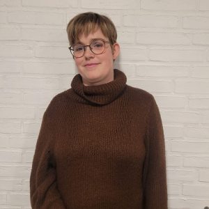 Britt, en ung kvinde med kort hår og briller