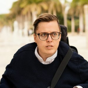 Rasmus, en ung mand i kørestol